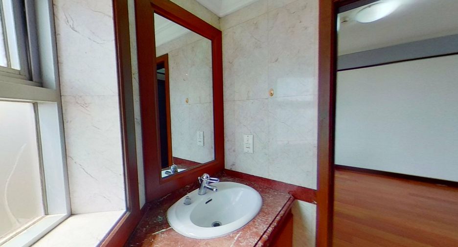 For rent 3 bedrooms condo in Pathum Wan, Bangkok