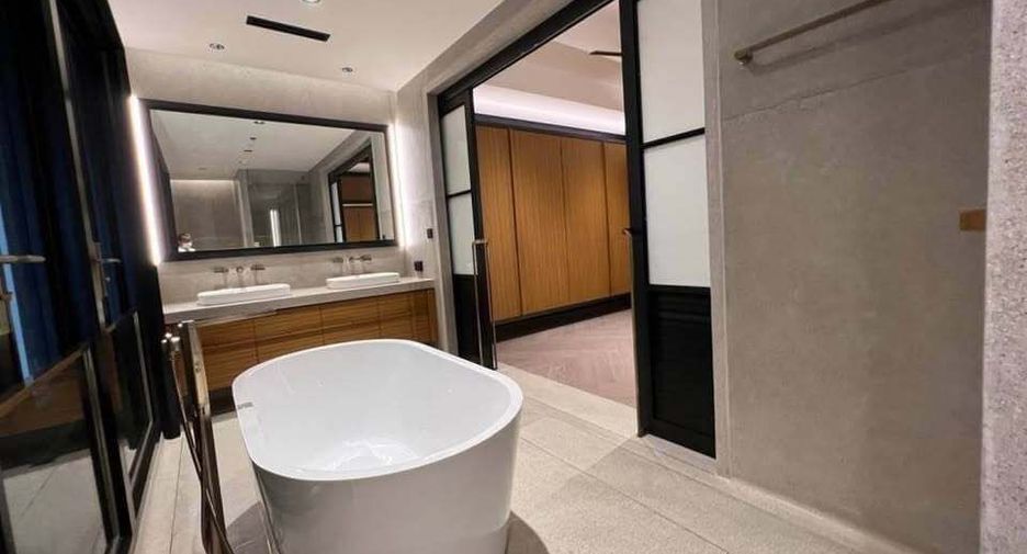 For rent 3 bedrooms condo in Yan Nawa, Bangkok