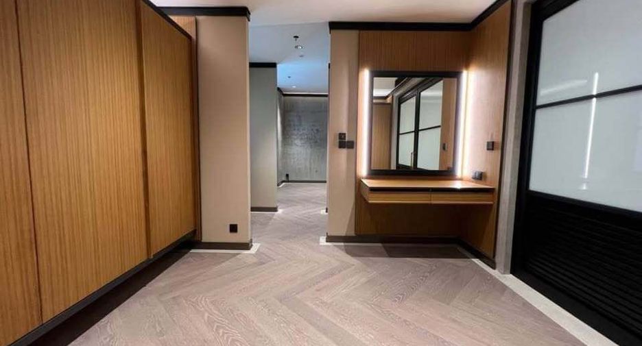 For rent 3 bedrooms condo in Yan Nawa, Bangkok