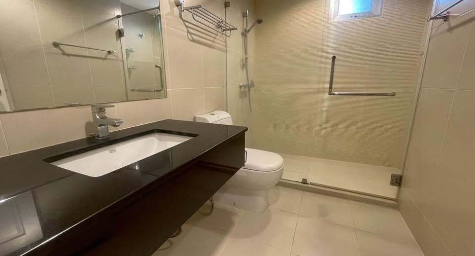 For rent 2 bedrooms condo in Huai Khwang, Bangkok