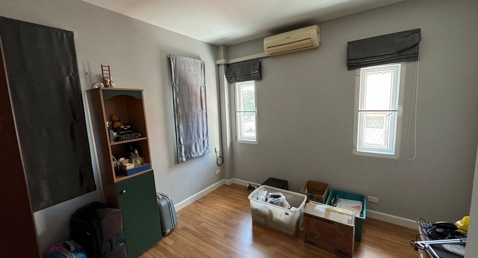 For rent 5 bedrooms house in Watthana, Bangkok