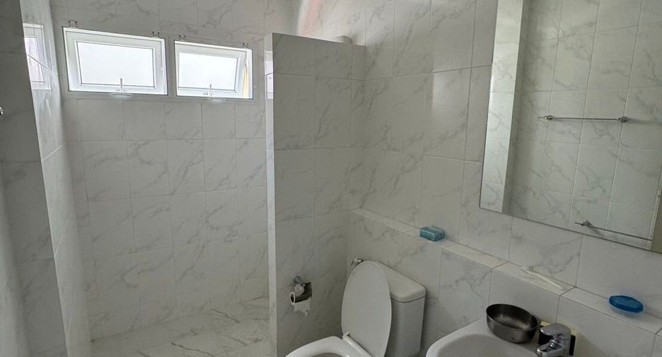 For rent 5 bedrooms house in Watthana, Bangkok
