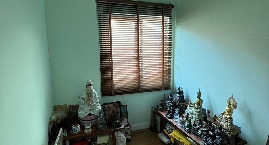 For rent 5 bedrooms house in Watthana, Bangkok