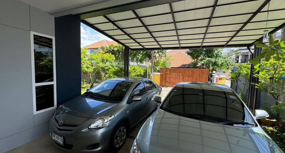 For rent 5 bedrooms house in Watthana, Bangkok
