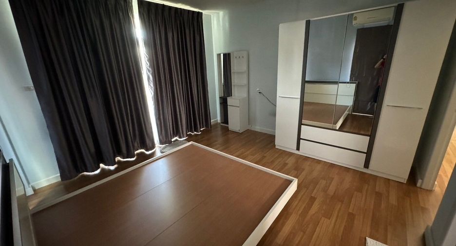 For rent 5 bedrooms house in Watthana, Bangkok