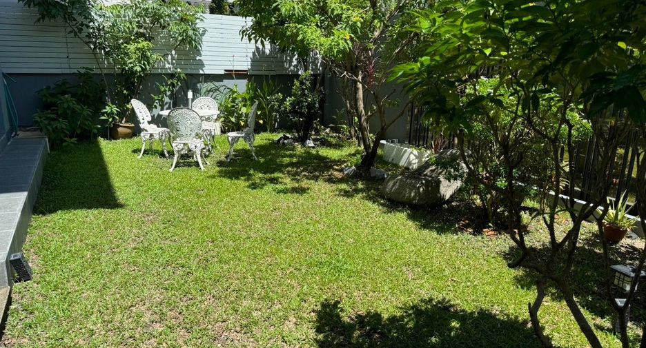 For rent 5 bedrooms house in Watthana, Bangkok