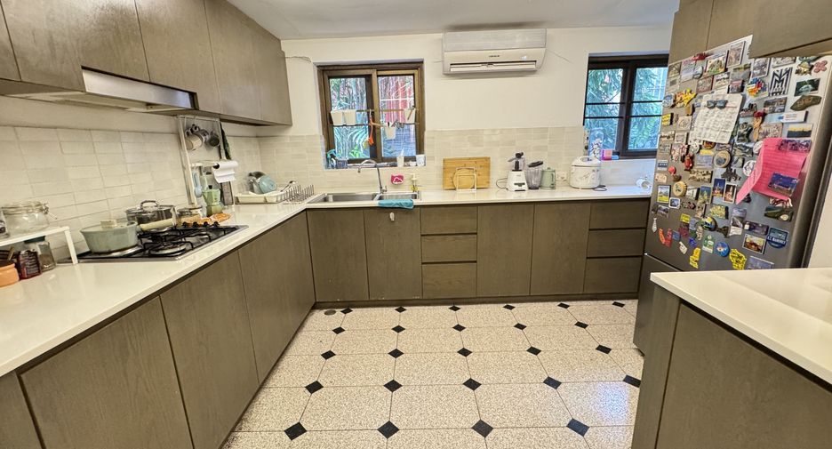 For rent 3 bedrooms house in Watthana, Bangkok