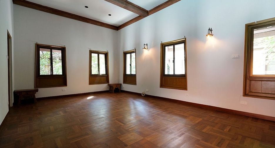 For rent 3 bedrooms house in Watthana, Bangkok