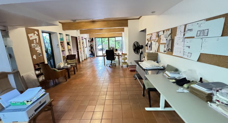 For rent 3 bedrooms house in Watthana, Bangkok