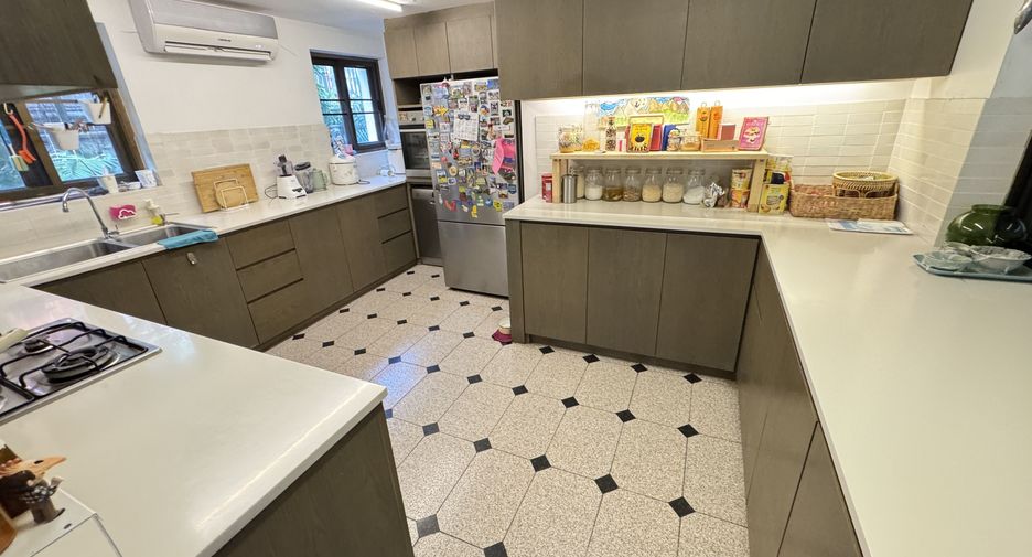 For rent 3 bedrooms house in Watthana, Bangkok