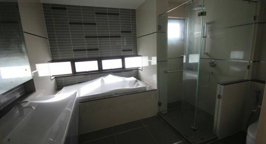 For sale 5 bedrooms house in Bang Kapi, Bangkok