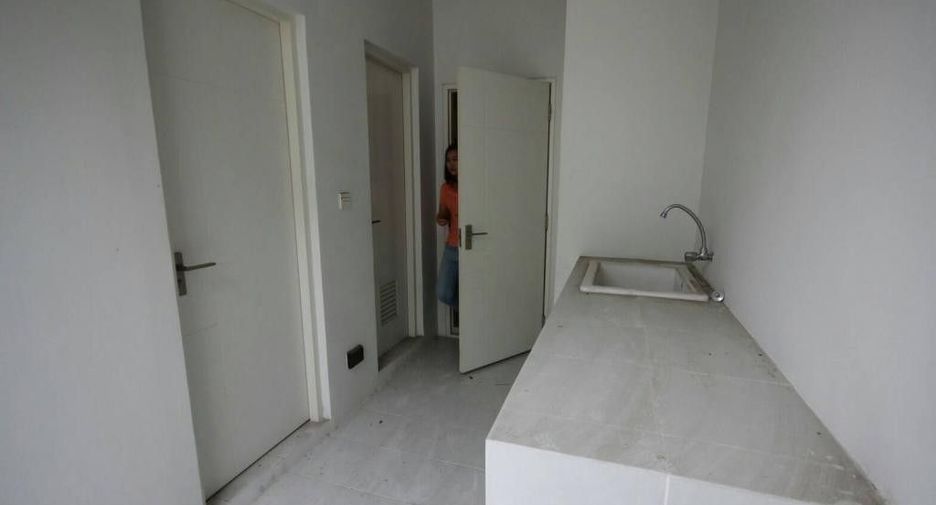 For sale 5 bedrooms house in Bang Kapi, Bangkok