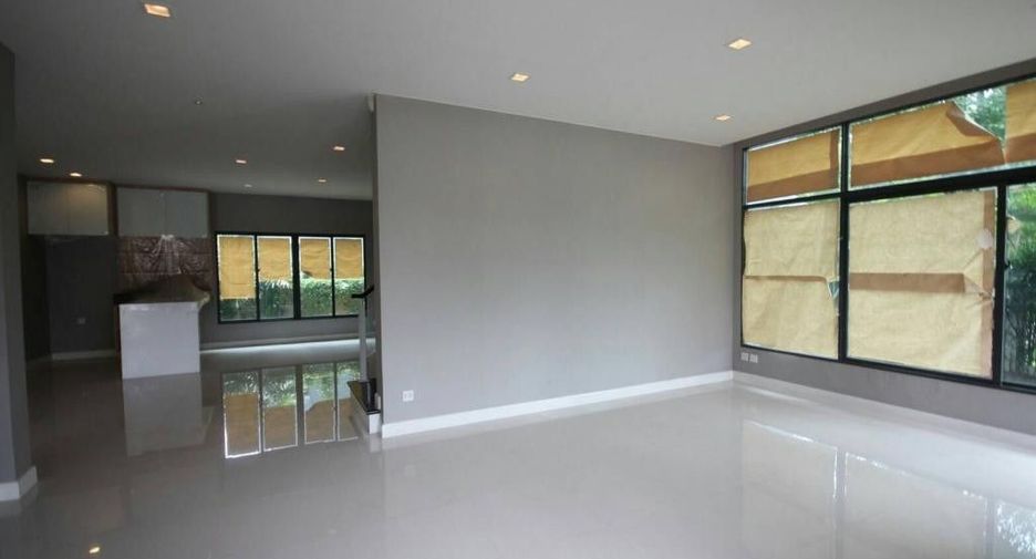 For sale 5 bedrooms house in Bang Kapi, Bangkok