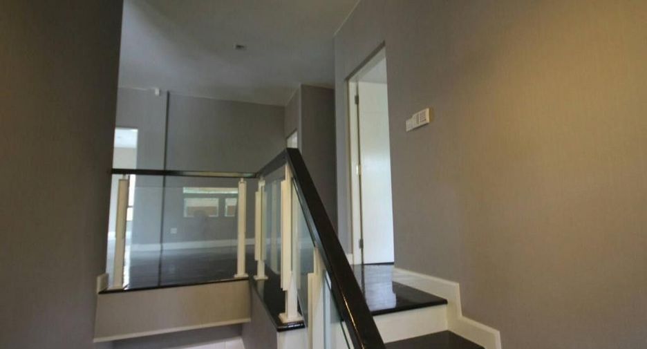 For sale 5 bedrooms house in Bang Kapi, Bangkok