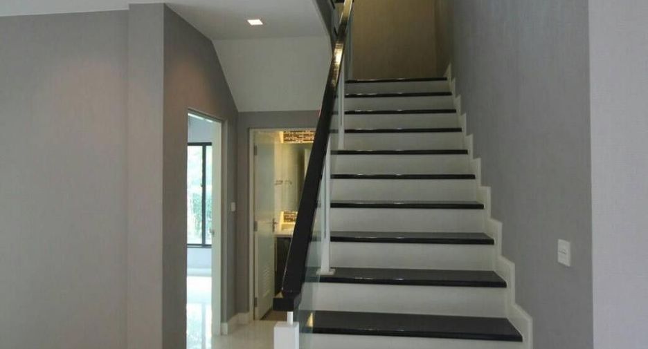 For sale 5 bedrooms house in Bang Kapi, Bangkok