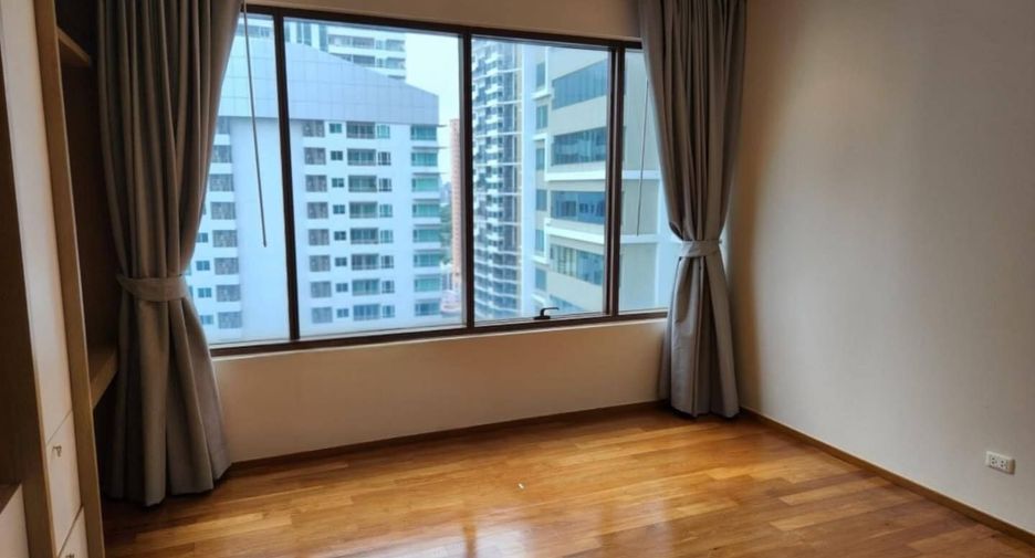 For rent 3 bedrooms condo in Khlong Toei, Bangkok