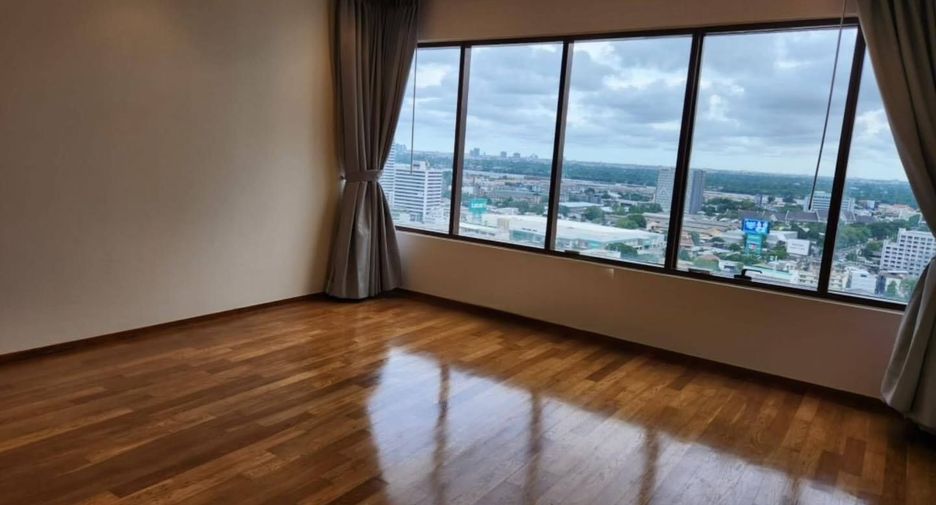 For rent 3 bedrooms condo in Khlong Toei, Bangkok
