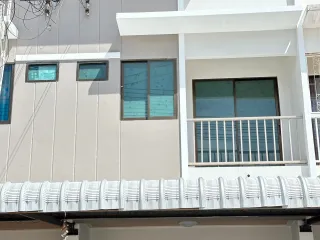 Reihenhaus zum Kauf mit 2 Zimmer in Si Racha, Chonburi