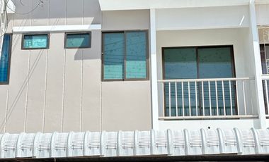 出售 2 卧室 联排别墅 在 Si Racha, Chon Buri
