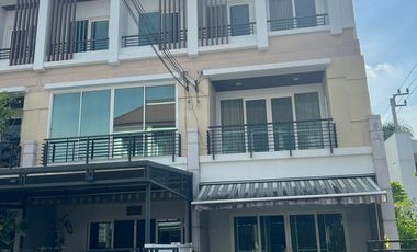 For sale 3 bedrooms townhouse in Lat Phrao, Bangkok