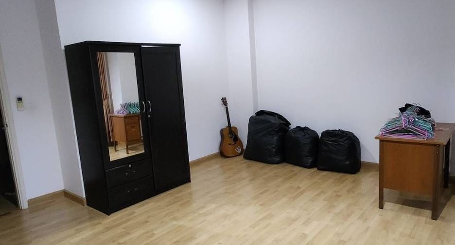 For sale 3 bedrooms townhouse in Lat Phrao, Bangkok