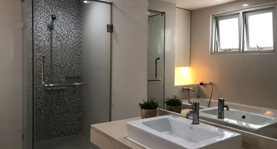 For rent 2 bedrooms condo in Pathum Wan, Bangkok
