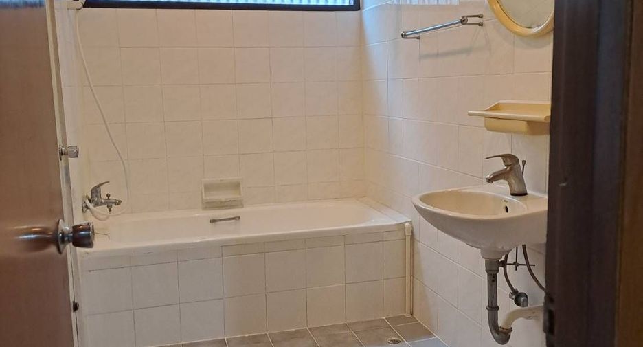 For rent 2 bedrooms apartment in Khlong Toei, Bangkok