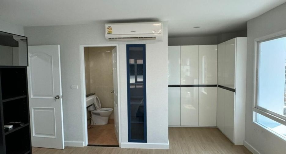 For rent 2 bedrooms condo in Bang Rak, Bangkok