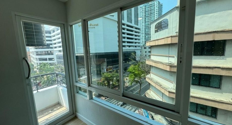 For rent 2 bedrooms condo in Bang Rak, Bangkok