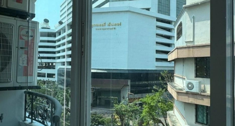 For rent 2 bedrooms condo in Bang Rak, Bangkok
