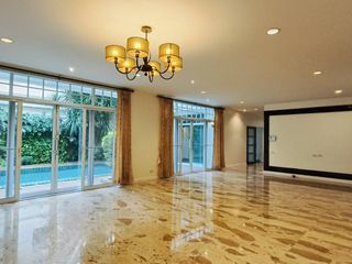 For rent 4 bedrooms house in Yan Nawa, Bangkok