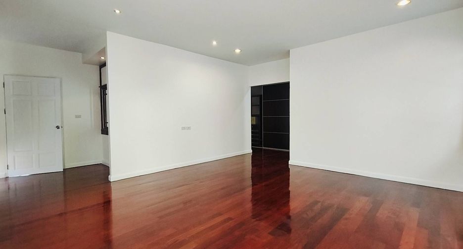 Haus zur Miete mit 4 Zimmer in Yan Nawa, Bangkok