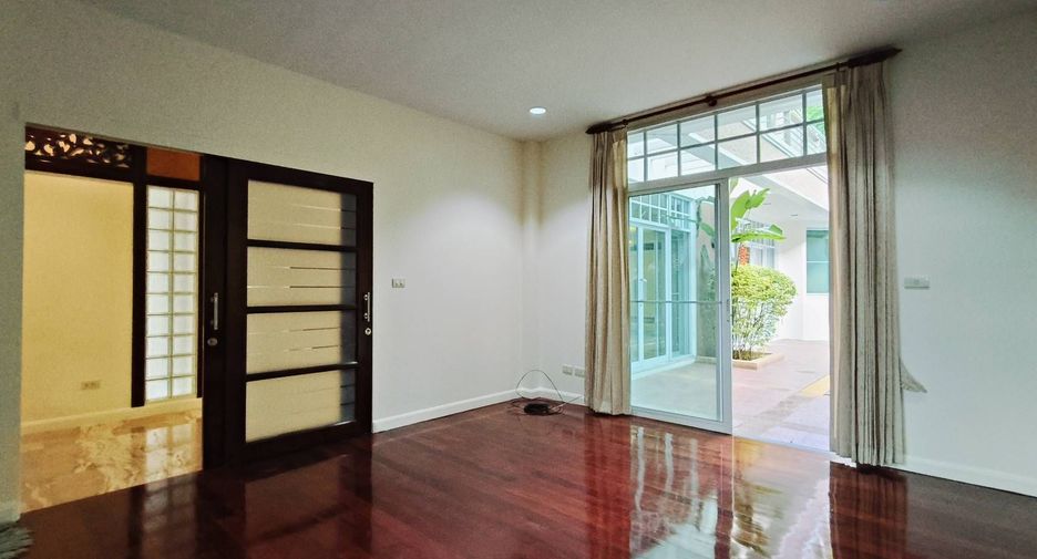 Haus zur Miete mit 4 Zimmer in Yan Nawa, Bangkok