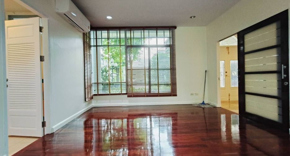 Haus zur Miete mit 4 Zimmer in Yan Nawa, Bangkok