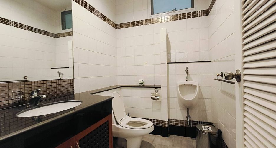 Haus zur Miete mit 4 Zimmer in Yan Nawa, Bangkok
