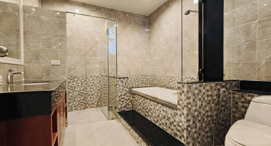 Haus zur Miete mit 4 Zimmer in Yan Nawa, Bangkok