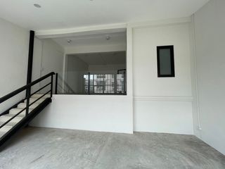 For sale 4 bedrooms townhouse in Huai Khwang, Bangkok