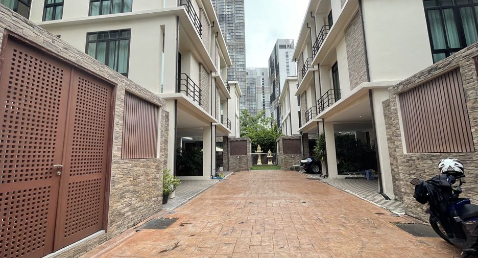 For rent 4 bedrooms villa in Khlong Toei, Bangkok