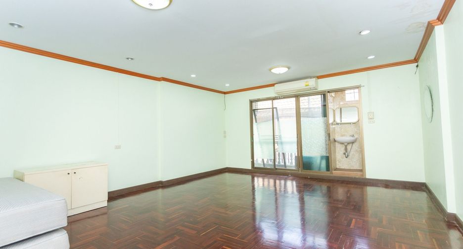 For sale 4 bedrooms townhouse in Yan Nawa, Bangkok