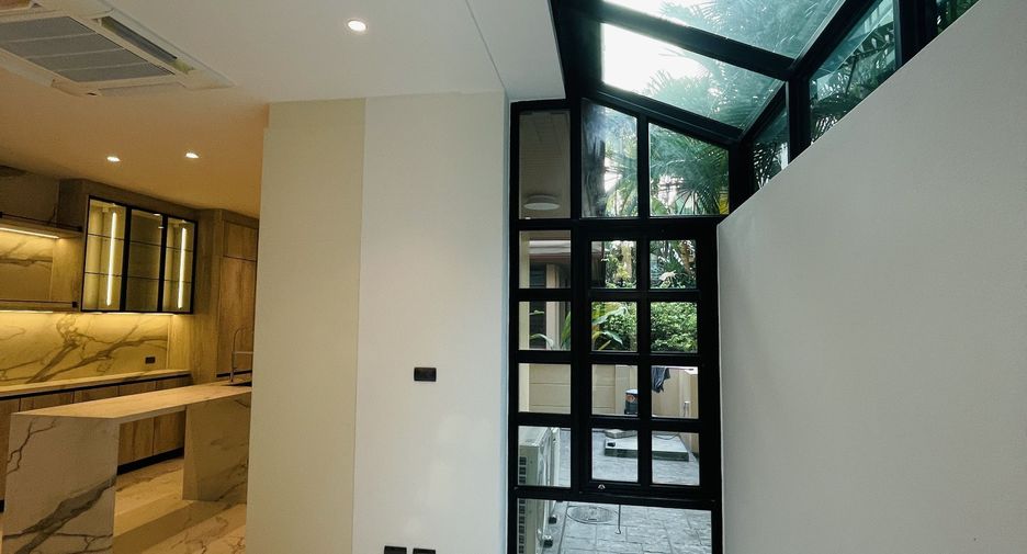 À vendre et à louer 4 chambres maison à Watthana, Bangkok