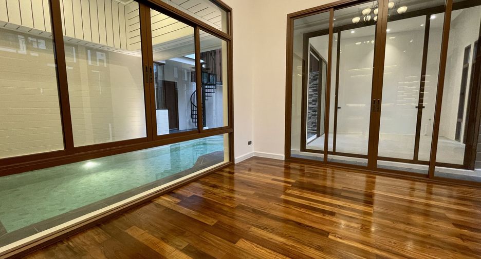 À vendre et à louer 4 chambres maison à Watthana, Bangkok