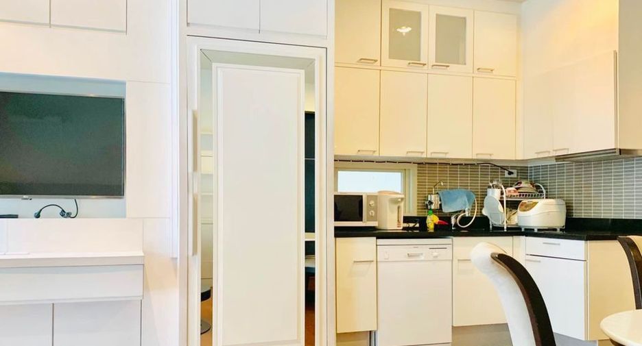 For rent 2 bedrooms condo in Pathum Wan, Bangkok