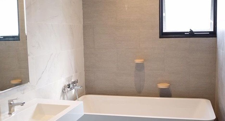 For rent 4 bedrooms condo in Watthana, Bangkok