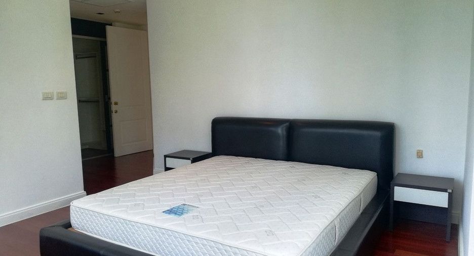 For rent 3 bedrooms condo in Pathum Wan, Bangkok