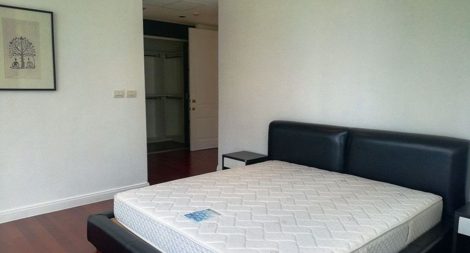 For rent 3 bedrooms condo in Pathum Wan, Bangkok