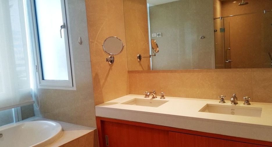 For rent 3 bedrooms condo in Pathum Wan, Bangkok