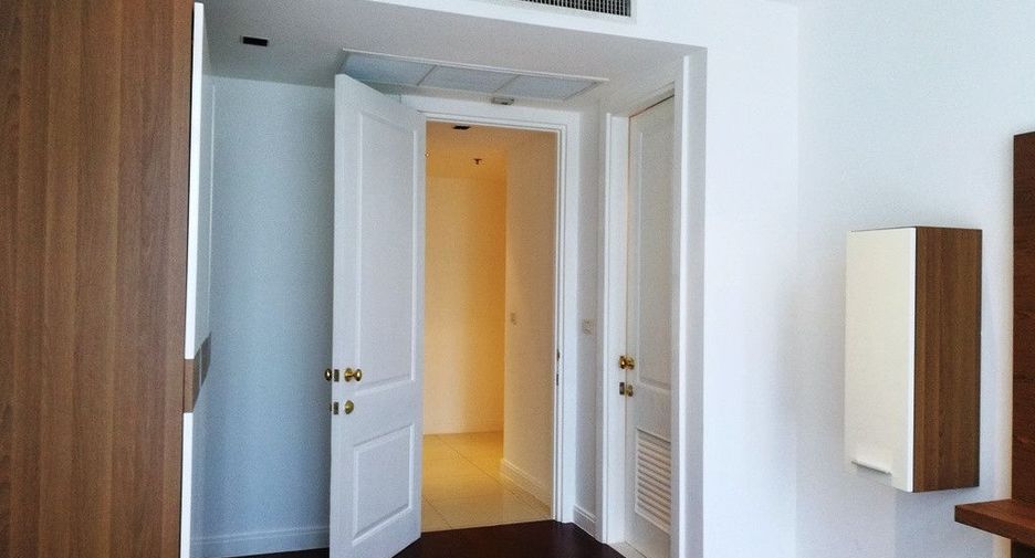 For rent 3 bedrooms condo in Pathum Wan, Bangkok