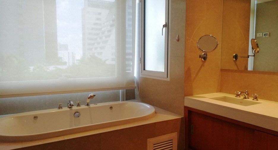 For rent 3 bedrooms condo in Pathum Wan, Bangkok