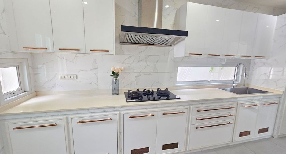 For sale 4 bedrooms house in Bang Lamung, Chonburi