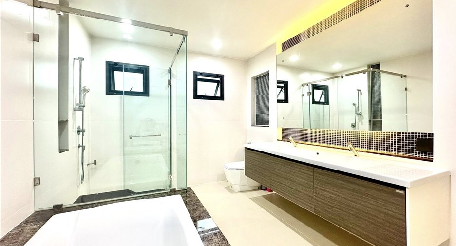 À louer 4 chambres maison à Bang Kapi, Bangkok